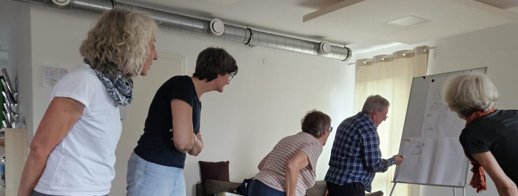 Man sieht 5 Personen, die suchend in eine Richtung gucken